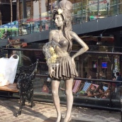 Am Abend trafen wir dann noch eine Berühmtheit - die Statue von Amy Winehouse auf dem Camden Market